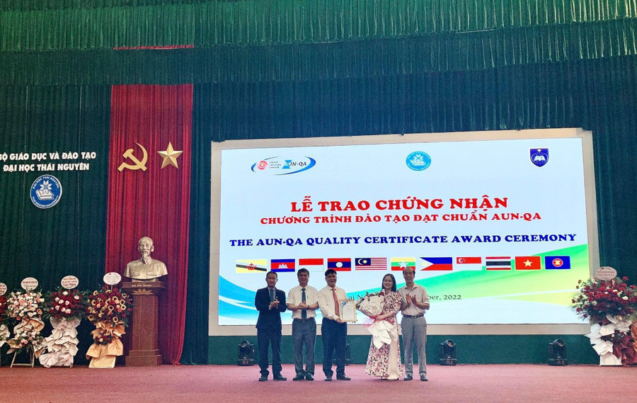 Trao giấy chứng nhận chương trình đào tạo đạt chuẩn AUN - QA cho khoa Quốc tế Đại học Thái Nguyên. Trao giấy chứng nhận chương trình đào tạo đạt chuẩn AUN - QA cho khoa Quốc tế Đại học Thái Nguyên.