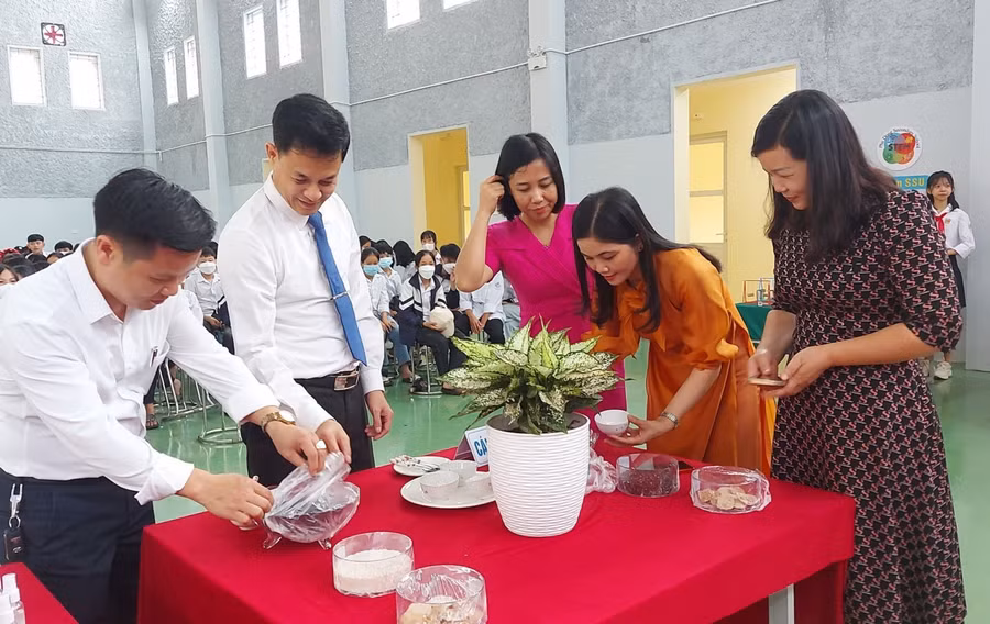 Các đại biểu tham dự kiểm tra các sản phẩm mà học sinh tự chế tạo.