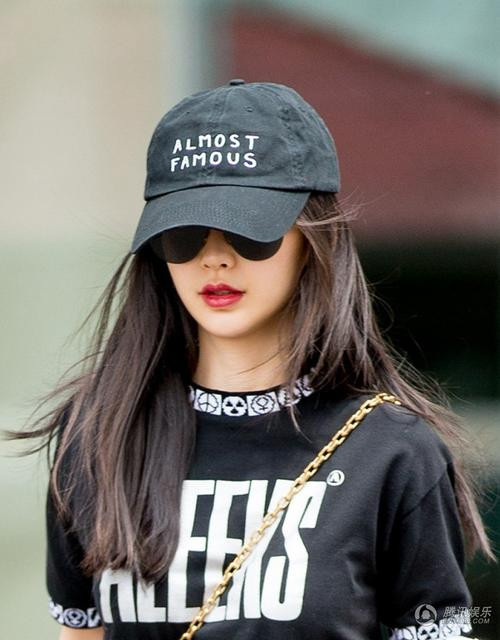 Angelababy thu hút mọi ánh nhìn khi sải bước trên đường phố. Bà mẹ trẻ diện một set đồ giản dị nhưng cá tính khi kết hợp áo phông với quần jeans đồng màu.