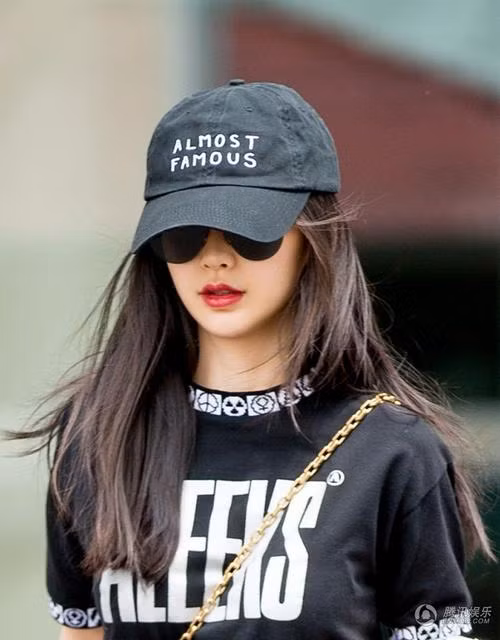  Angelababy thu hút mọi ánh nhìn khi sải bước trên đường phố. Bà mẹ trẻ diện một set đồ giản dị nhưng cá tính khi kết hợp áo phông với quần jeans đồng màu. 