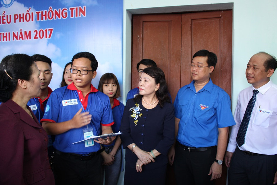 Bà Nguyễn Thị Nghĩa - Thứ trưởng Bộ GD&ĐT và anh Lê Quốc Phong - Bí thư thứ nhất T.Ư Đoàn đến thăm trung tâm điều phối thông tin "Tiếp sức mùa thi" của TP.Hải Phòng