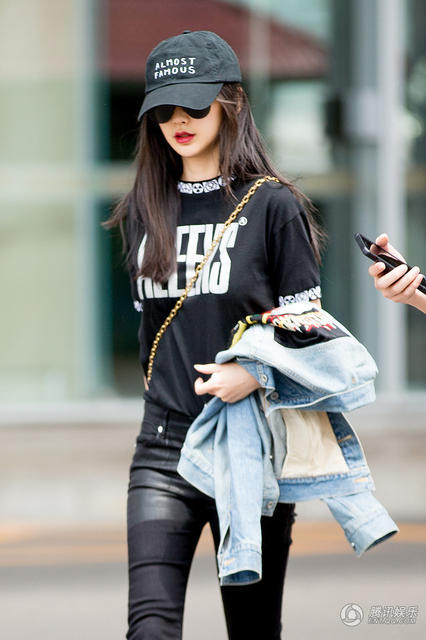 Angelababy đẹp xuất sắc trên thảm đỏ và đời thường ảnh 3 Bà mẹ nổi tiếng cũng bắt đầu quay lại với công việc. Ngoài việc tham dự các sự kiện, cô trở lại các gameshow truyền hình.