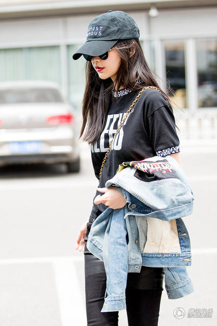 Angelababy đẹp xuất sắc trên thảm đỏ và đời thường ảnh 2 Chỉ nửa năm sau khi sinh con trai, Angelababy đã lấy lại dáng vóc thanh mảnh trước đây. Bên cạnh những lời khen về nỗ lực về dáng sau sinh, Angelababy cũng nhận phải những phản ứng tiêu cực. Nhiều người cho rằng, cô sút cân quá nhanh sau sinh và điều này gây nguy hiểm cho sức khỏe.