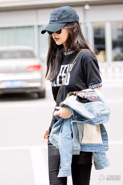  Chỉ nửa năm sau khi sinh con trai, Angelababy đã lấy lại dáng vóc thanh mảnh trước đây. Bên cạnh những lời khen về nỗ lực về dáng sau sinh, Angelababy cũng nhận phải những phản ứng tiêu cực. Nhiều người cho rằng, cô sút cân quá nhanh sau sinh và điều này gây nguy hiểm cho sức khỏe. 