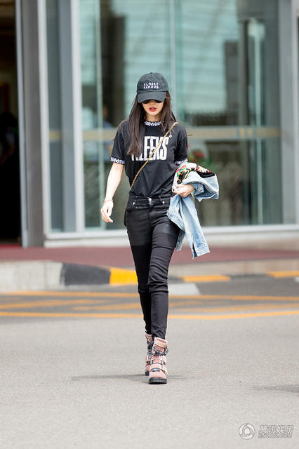 Angelababy đẹp xuất sắc trên thảm đỏ và đời thường ảnh 4 Nữ diễn viên xinh đẹp chia sẻ, cô không ăn kiêng quá mức sau sinh mà sinh hoạt bình thường ngay sau khi sinh con trai. Cô tập luyện đều đặn mỗi ngày nên vừa có sức khỏe chăm sóc con vừa lấy lại dáng vóc nhanh.