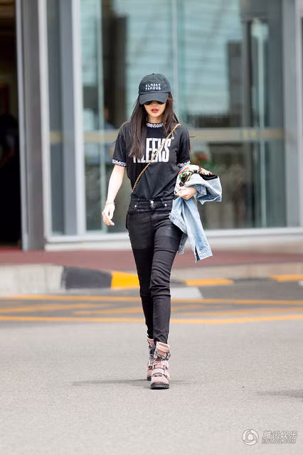  Nữ diễn viên xinh đẹp chia sẻ, cô không ăn kiêng quá mức sau sinh mà sinh hoạt bình thường ngay sau khi sinh con trai. Cô tập luyện đều đặn mỗi ngày nên vừa có sức khỏe chăm sóc con vừa lấy lại dáng vóc nhanh. 