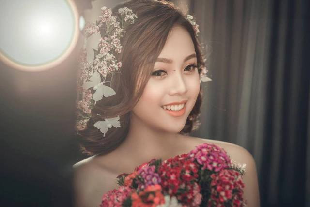 Khách ưng ý khi được Ngà trang điểm Khách ưng ý khi được Ngà trang điểm