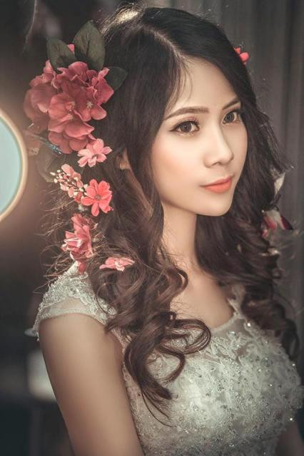 Trang điểm và làm tóc cho khách đã trở thành niềm đam mê của Ngà Trang điểm và làm tóc cho khách đã trở thành niềm đam mê của Ngà