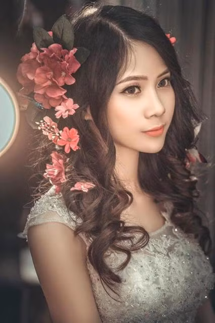 Trang điểm và làm tóc cho khách đã trở thành niềm đam mê của Ngà