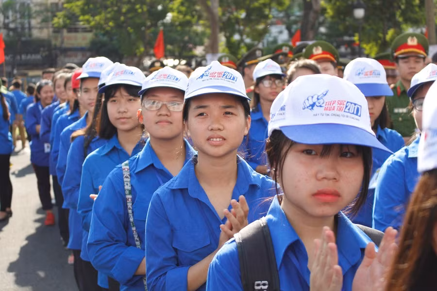 Các Thanh niên tình nguyện tham gia chương trình Tiếp sức mùa thi 2017 Các Thanh niên tình nguyện tham gia chương trình Tiếp sức mùa thi 2017