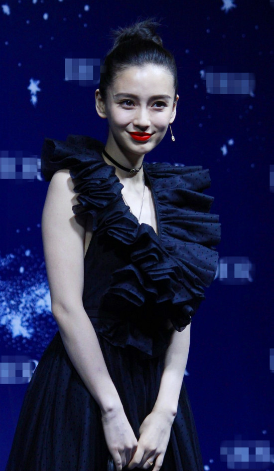 Angelababy đẹp xuất sắc trên thảm đỏ và đời thường ảnh 7 Trong danh sách 100 người nổi tiếng có thu nhập cao nhất Trung Quốc được công bố hồi tháng 4/2017, Angelababy đứng vị trí thứ 8 và Huỳnh Hiểu Minh đứng thứ 6. Tuy nhiên, khi cộng thu nhập của cả hai vợ chồng, Angelababy và Huỳnh Hiểu Minh mới là cặp đôi quyền lực và giàu có nhất làng giải trí Hoa ngữ.