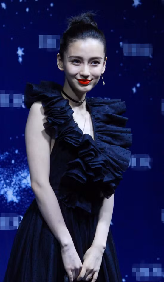  Trong danh sách 100 người nổi tiếng có thu nhập cao nhất Trung Quốc được công bố hồi tháng 4/2017, Angelababy đứng vị trí thứ 8 và Huỳnh Hiểu Minh đứng thứ 6. Tuy nhiên, khi cộng thu nhập của cả hai vợ chồng, Angelababy và Huỳnh Hiểu Minh mới là cặp đôi quyền lực và giàu có nhất làng giải trí Hoa ngữ. 