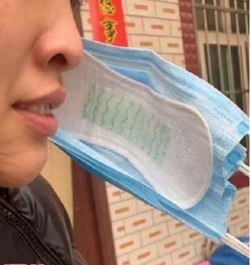 Khẩu trang “cháy hàng” giữa đại dịch corona, người dân chế ra đủ thứ “lạ lùng” để che mũi miệng ảnh 1 Người dân lót băng vệ sinh vào trong khẩu trang.