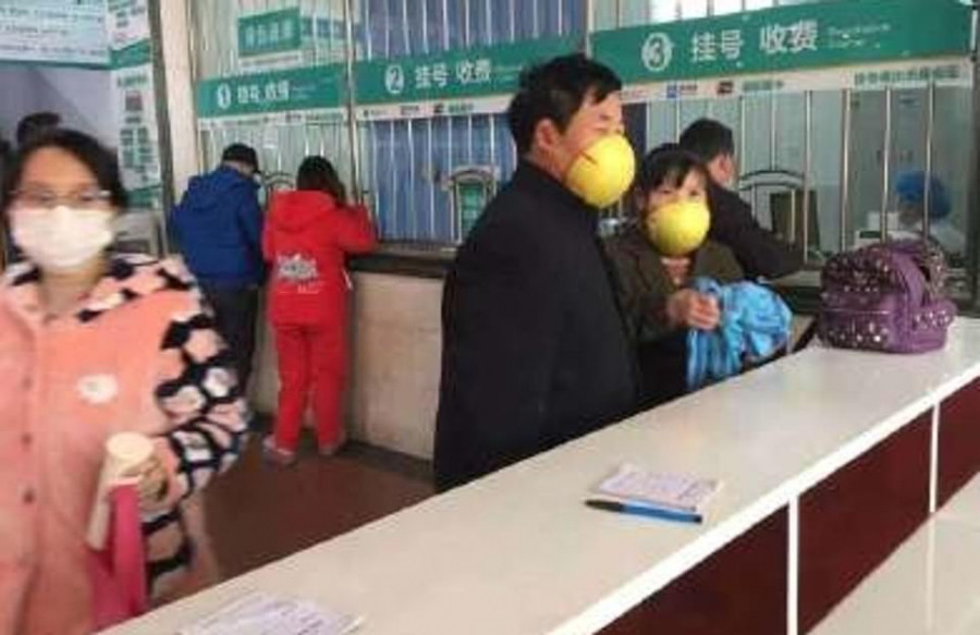 Khẩu trang “cháy hàng” giữa đại dịch corona, người dân chế ra đủ thứ “lạ lùng” để che mũi miệng ảnh 3 Nhiều người còn sử dụng vỏ hoa quả để làm khẩu trang.