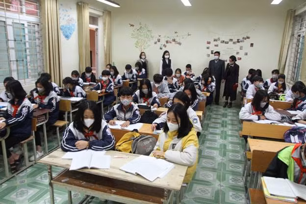 100% CBGV,NV, học sinh Trường THCS Văn Khê đeo khẩu trang để phòng chống virus Corona