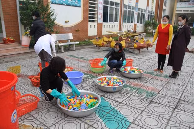 Các cô giáo đang tiến hành vệ sinh đồ chơi cho các cháu học sinh