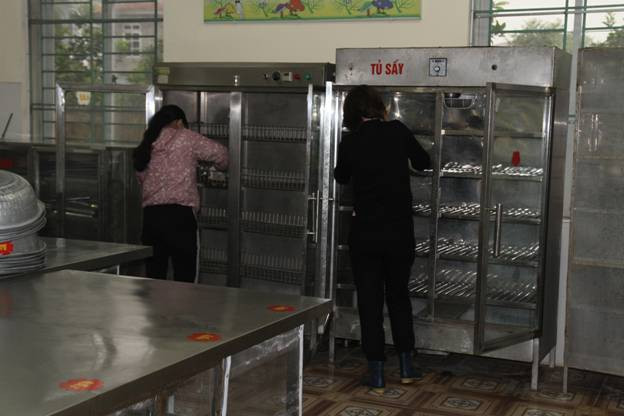 Khu bếp nhà trường được lau rửa sạch sẽ bằng các hóa chất chuyên dụng Khu bếp nhà trường được lau rửa sạch sẽ bằng các hóa chất chuyên dụng