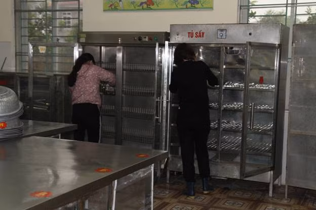 Khu bếp nhà trường được lau rửa sạch sẽ bằng các hóa chất chuyên dụng