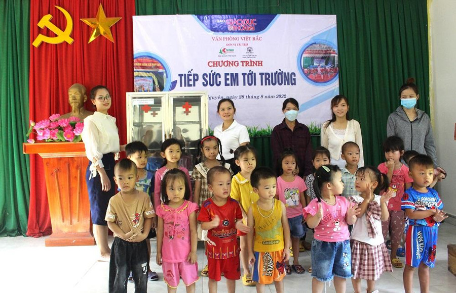 Công ty cổ phần Bệnh viện Quốc tế Thái Nguyên (TNH) tặng tủ thuốc và trao quà cho học sinh