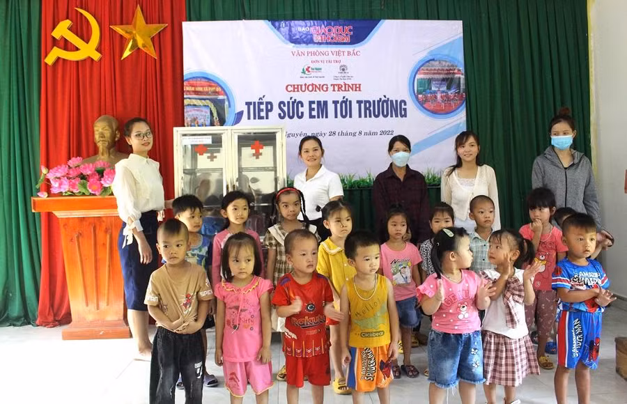 Công ty cổ phần Bệnh viện Quốc tế Thái Nguyên (TNH) tặng tủ thuốc và trao quà cho học sinh