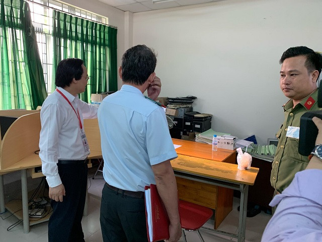 Bộ trưởng kiểm tra nơi lưu giữ đề thi, bài thi của thí sinh Bộ trưởng kiểm tra nơi lưu giữ đề thi, bài thi của thí sinh