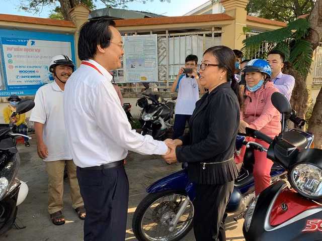 Chia sẻ, động viên phụ huynh đang chờ con ngoài cổng trường thi