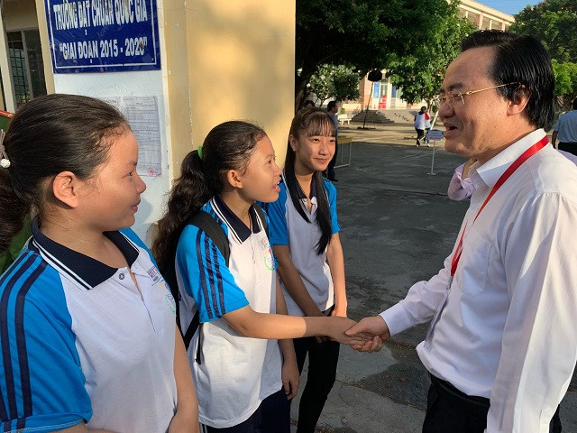 Thăm hỏi, động viên các em học sinh lớp 10 làm tình nguyện viên hướng dẫn tại điểm thi Thăm hỏi, động viên các em học sinh lớp 10 làm tình nguyện viên hướng dẫn tại điểm thi