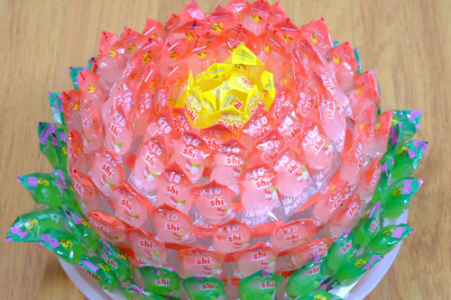 Cách làm hoa sen từ kẹo để ban thờ ngày Tết - Ảnh 8 Cách làm hoa sen từ kẹo để ban thờ ngày Tết - Ảnh 8