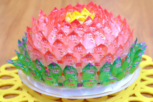 Cách làm hoa sen từ kẹo để ban thờ ngày Tết - Ảnh 9 Cách làm hoa sen từ kẹo để ban thờ ngày Tết - Ảnh 9