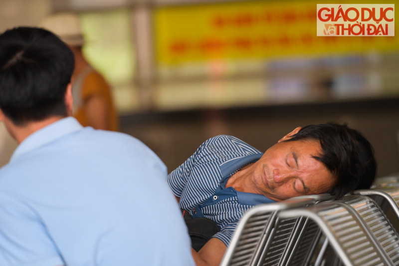 Tại nhà chờ trong bến xe Mỹ Đình nhiều hành khách tranh thủ nghỉ để lấy sức và đợi xe.