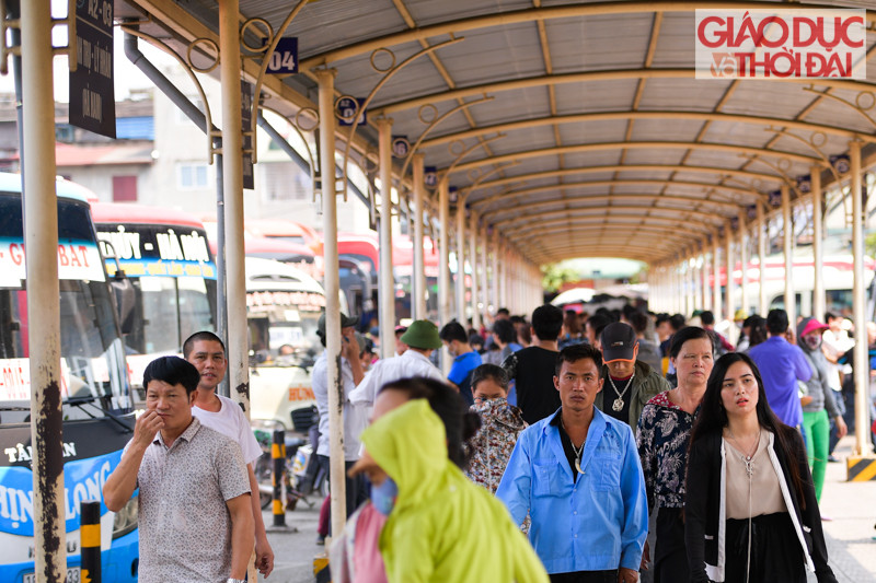 TạiBbến xe Mỹ Đình, lượng người dồn về bến trong ngày hôm qua đã “hạ nhiệt” nhưng vẫn đông hơn nhiều lần so với ngày thường.