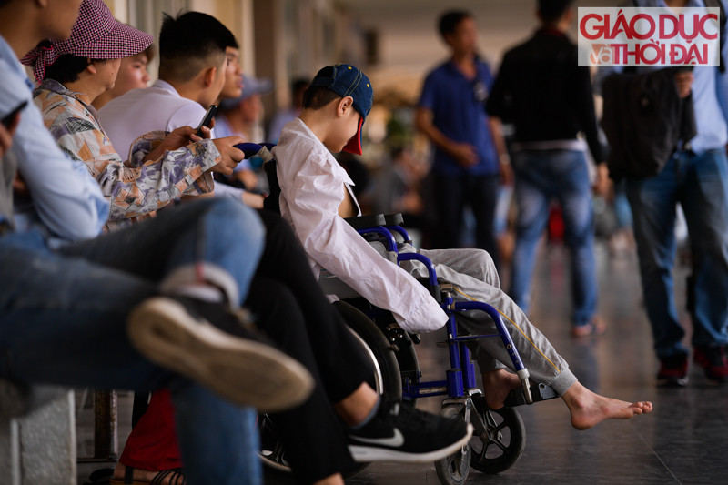 Một số hành khách “đặc biệt” cũng phải đợi chờ khá lâu tại bến.