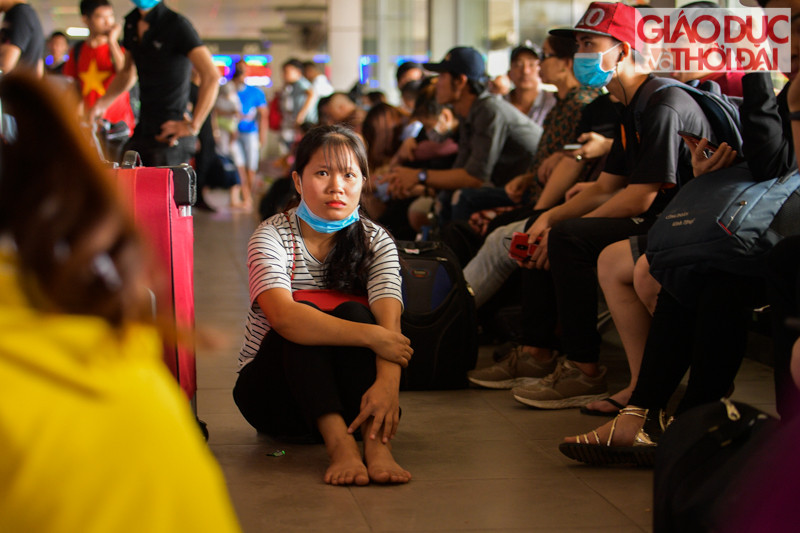 Tại Bến xe Nước Ngầm, người dân ngồi cả ở dưới sàn để đợi xe.