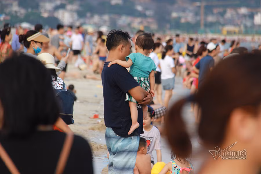 Ngày đầu nghỉ lễ: Biển Sầm Sơn đục ngầu, vạn người vẫn chen nhau tắm