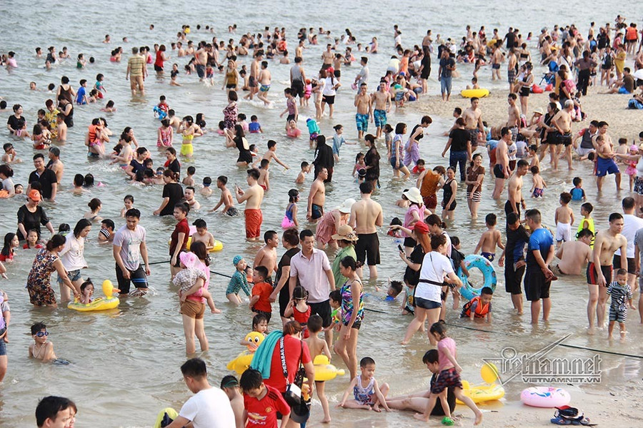 Ngày đầu nghỉ lễ: Biển Sầm Sơn đục ngầu, vạn người vẫn chen nhau tắm