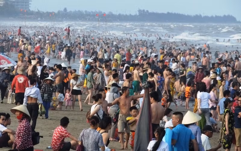 Ngày đầu nghỉ lễ: Biển Sầm Sơn đục ngầu, vạn người vẫn chen nhau tắm