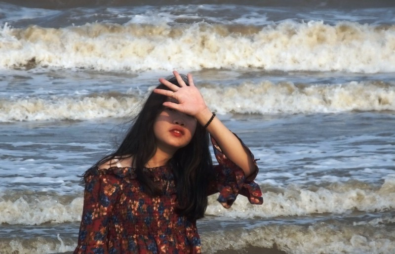 Ngày đầu nghỉ lễ: Biển Sầm Sơn đục ngầu, vạn người vẫn chen nhau tắm