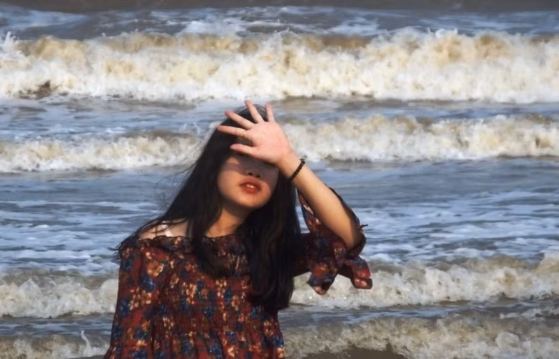 Ngày đầu nghỉ lễ: Biển Sầm Sơn đục ngầu, vạn người vẫn chen nhau tắm