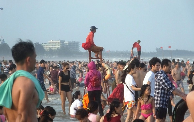 Ngày đầu nghỉ lễ: Biển Sầm Sơn đục ngầu, vạn người vẫn chen nhau tắm