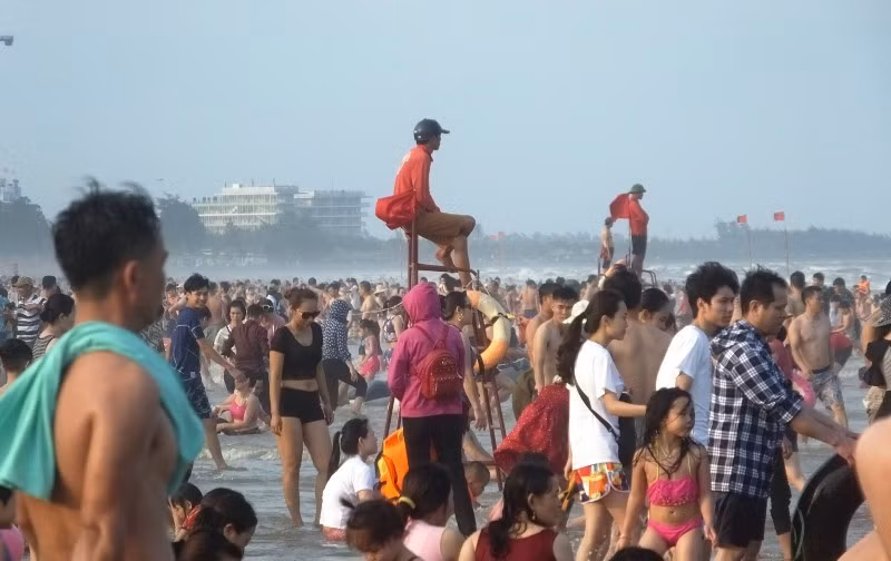 Ngày đầu nghỉ lễ: Biển Sầm Sơn đục ngầu, vạn người vẫn chen nhau tắm