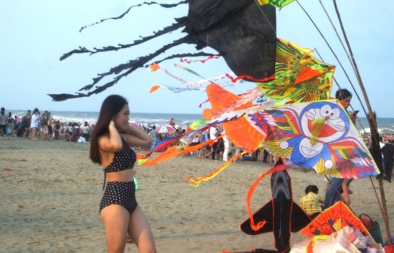 Ngày đầu nghỉ lễ: Biển Sầm Sơn đục ngầu, vạn người vẫn chen nhau tắm