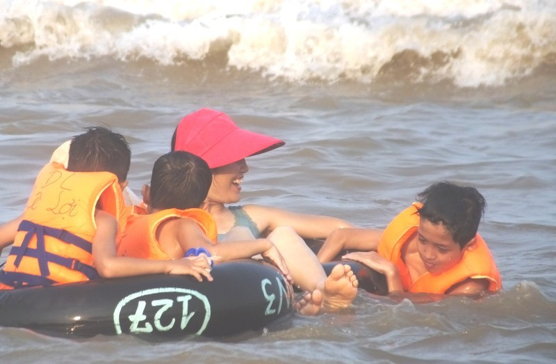 Ngày đầu nghỉ lễ: Biển Sầm Sơn đục ngầu, vạn người vẫn chen nhau tắm