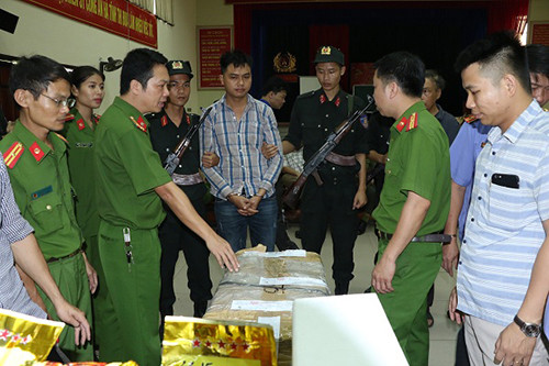 Một nghi phạmbị cảnh sát khống chế. Ảnh: C.A