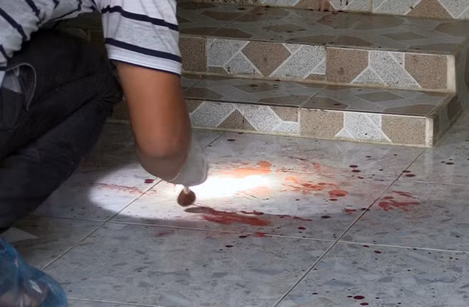 Thảm sát ở Bình Dương: Nhiều cửa phòng trọ sát nhà nạn nhân bị cột dây kẽm - ảnh 2