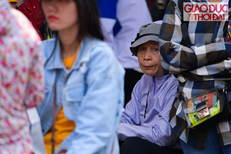 Một số hành khách “nóng ruột” đã ra đợi tận bên ngoài khu vực đỗ xe.