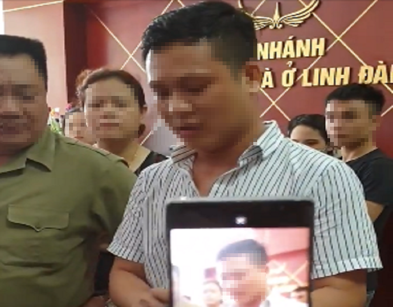 1 phụ nữ nghi bị sờ đùi, cả chung cư nháo nhào ảnh 1 1 phụ nữ nghi bị sờ đùi, cả chung cư nháo nhào - ảnh 1