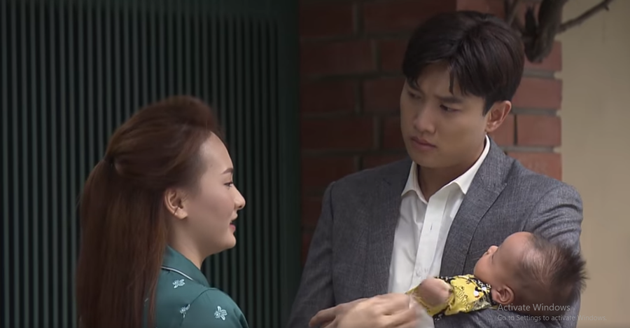 Về nhà đi con tập 77 Preview: Vũ chăm chắm nhìn Thư. Về nhà đi con tập 77 Preview: Vũ chăm chắm nhìn Thư.