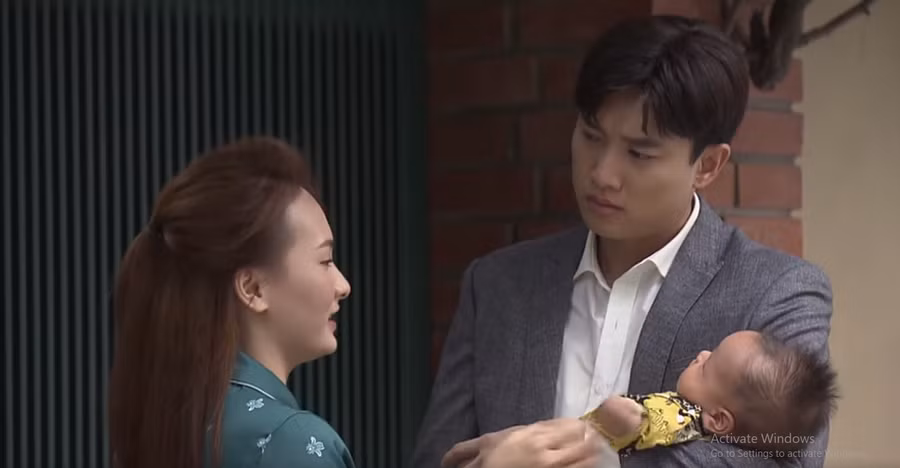 Về nhà đi con tập 77 Preview: Vũ chăm chắm nhìn Thư.