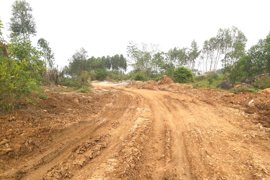 Công ty TNHH Trung Việt Hưng lý giải vì không biết lèn Hai Vai là di tích nên đào đất đá để đắp đường. (Ảnh: Phạm Tâm)