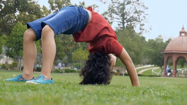 Cha mẹ nên khuyến khích trẻ tập 4 bài thể dục đơn giản này mỗi ngày để giúp trẻ phát triển chiều cao tối đa - Ảnh 4.